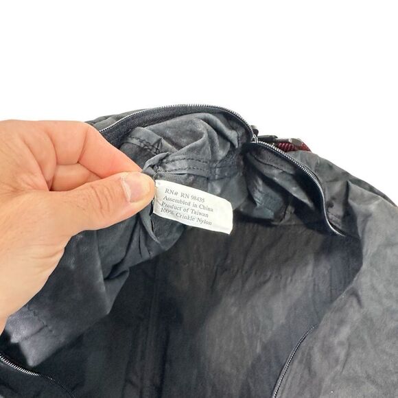 Vintage Marlboro Adventure Team Black Nylon Medium Duffle Bag 90s Travel Gym - Picture 7 of 7
